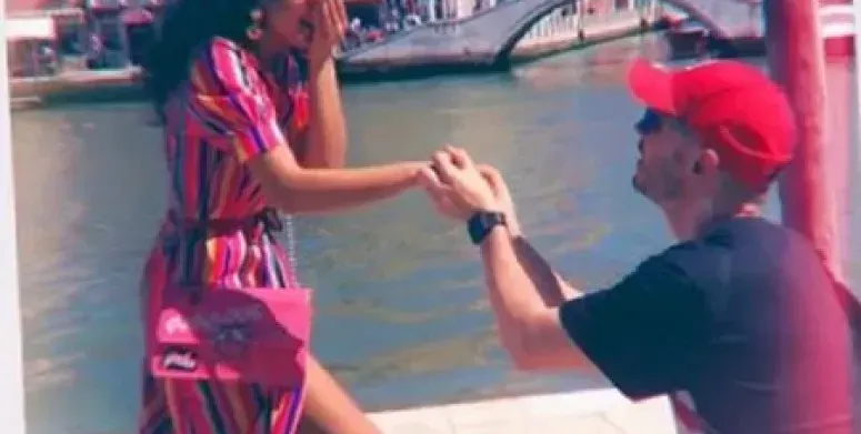 Близначката Влади се сгоди