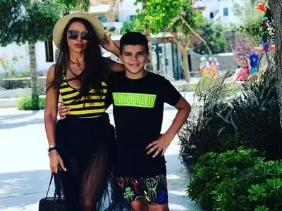 Божинов – младши чисти около новия си дом