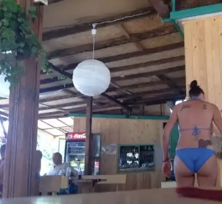 Черната Златка с пищов на дупето