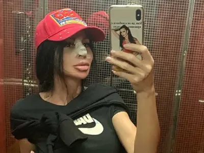 Деси Фотосесията отново под ножа