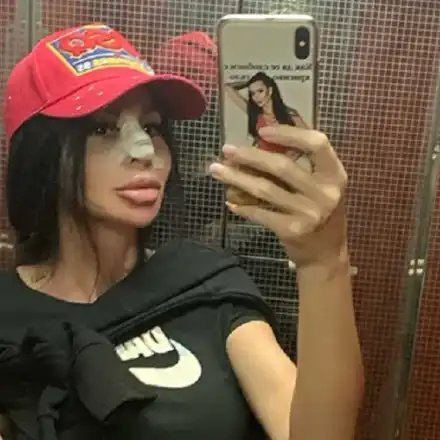 Деси Фотосесията отново под ножа