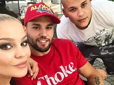 Деси Слава сдобри мъжа и сина си