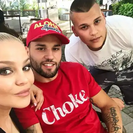 Деси Слава сдобри мъжа и сина си