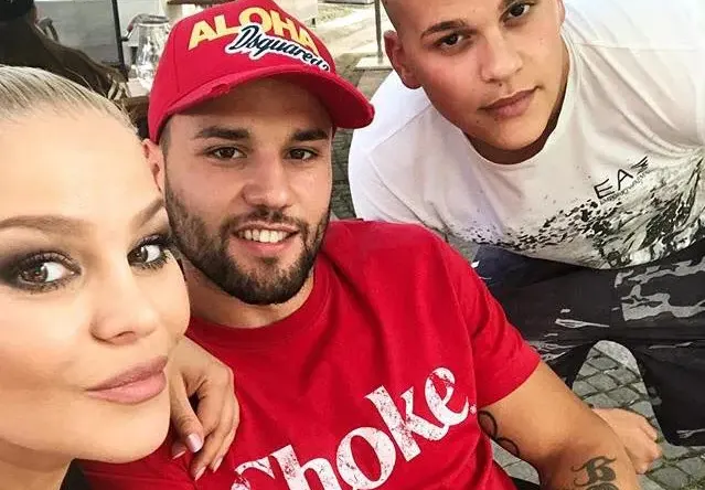 Деси Слава сдобри мъжа и сина си