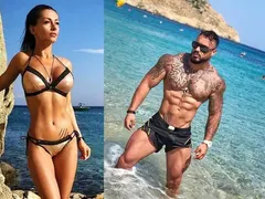 Джулия с гаджето на Миконос