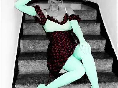 Емилия втрещи с тоалет! Облече сутиен върху рокля