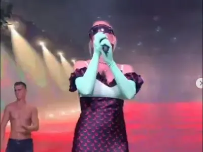 Емилия втрещи с тоалет! Облече сутиен върху рокля