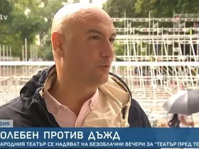 Емо Чолаков чете молебен за дъжд пред Народния театър
