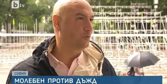 Емо Чолаков чете молебен за дъжд пред Народния театър