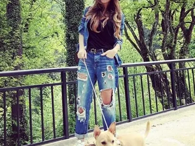 Есил Дюран гледа куче от Орхан Мурад