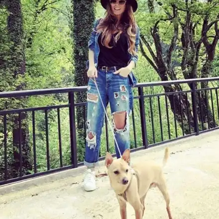 Есил Дюран гледа куче от Орхан Мурад