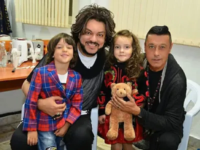 Филип Киркоров отрупа гроба на майка си с цветя! Певецът дойде на турне с децата си в България