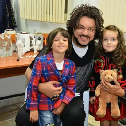 Филип Киркоров отрупа гроба на майка си с цветя! Певецът дойде на турне с децата си в България