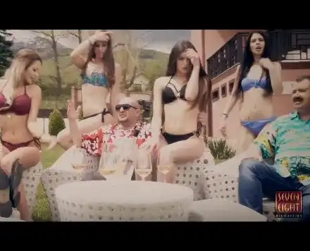 Годжи и Ванката щипят дупета! Краси Радков пък бърка в скута на Жанета Осипова