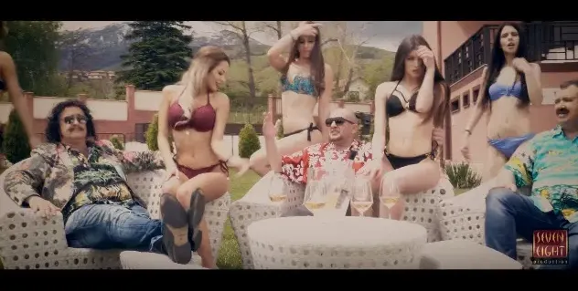 Годжи и Ванката щипят дупета! Краси Радков пък бърка в скута на Жанета Осипова