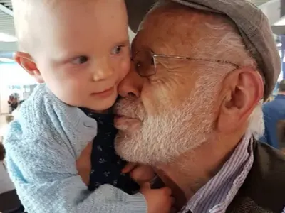 Ицко Финци на море с бебето на 86