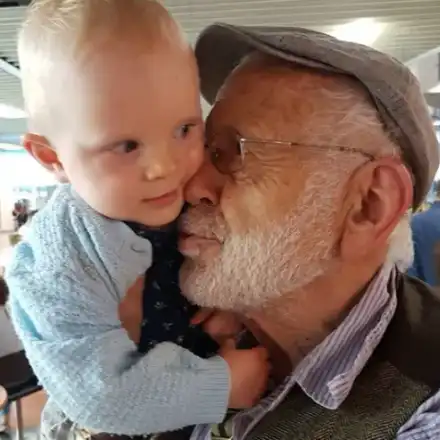 Ицко Финци на море с бебето на 86