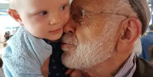 Ицко Финци на море с бебето на 86