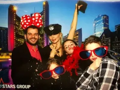 Иван Христов играе видеоигри с децата