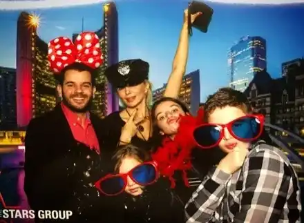 Иван Христов играе видеоигри с децата