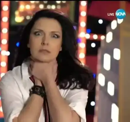 Жени Калканджиева разпуска с домашно кино и люти семки