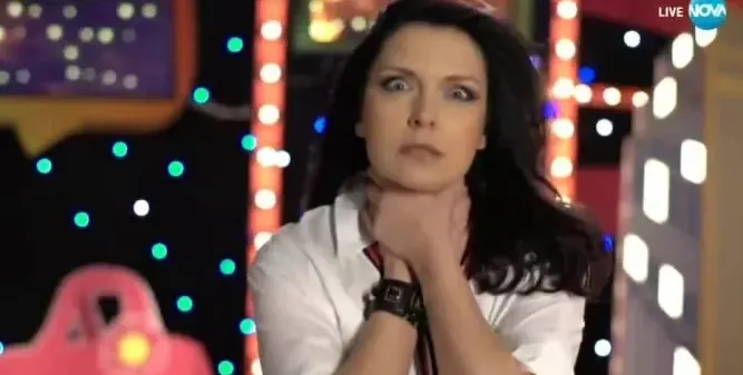 Жени Калканджиева разпуска с домашно кино и люти семки