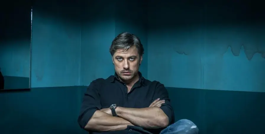 Карамазов къса с театъра