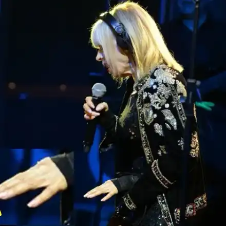 Лили си счупи маникюра на концерт! Пя „Детелини“ за първи път от 10 години