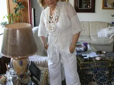 Маргарита Михнева с имоти за милиони, а се вози в трамвая