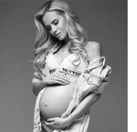 Национал се радва на бременно коремче