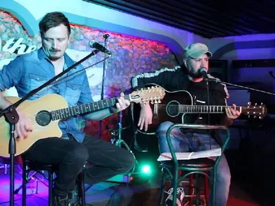 Обраха китариста на Стефан Вълдобрев – разбиха му колата пред блока! Ето какво са откраднали