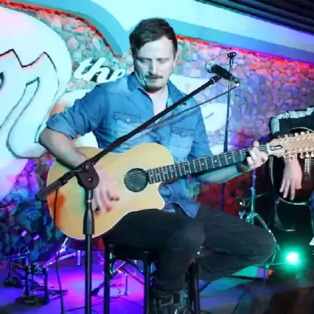 Обраха китариста на Стефан Вълдобрев – разбиха му колата пред блока! Ето какво са откраднали