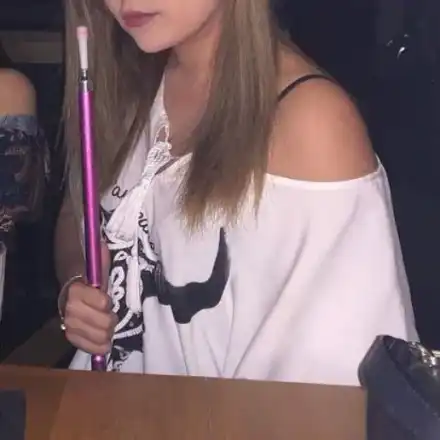 Щерката на Блатечки пуши като комин