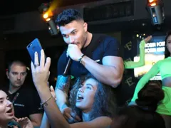 Щерката на президента се гушка с чалга звезда