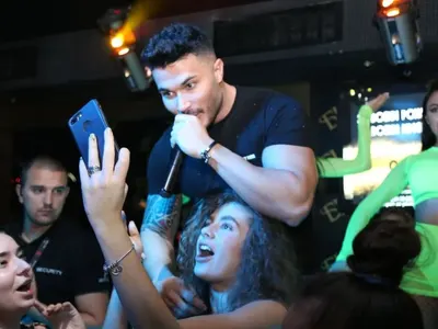 Щерката на президента се гушка с чалга звезда