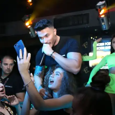 Щерката на президента се гушка с чалга звезда