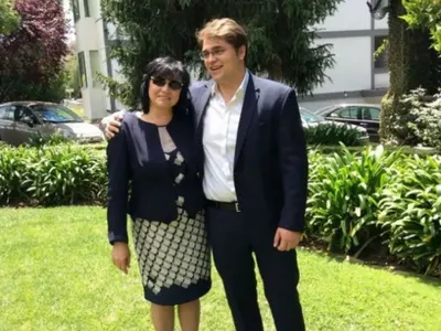 Синът на Корнелия Нинова крие гадже корейка в Ню Йорк (Снимка)