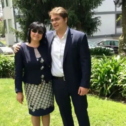 Синът на Корнелия Нинова крие гадже корейка в Ню Йорк (Снимка)