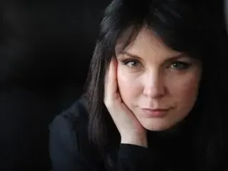 Строга майка! Калканджиева храни сина си с жив охлюв