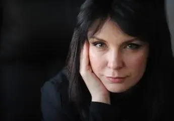 Строга майка! Калканджиева храни сина си с жив охлюв