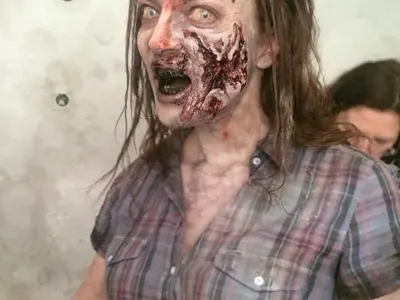 Теодора Духовникова е зомби