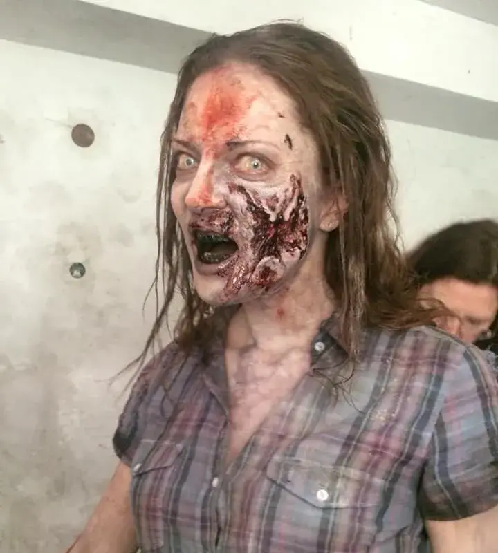 Теодора Духовникова е зомби