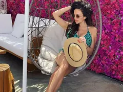 Златка Райкова крие корема