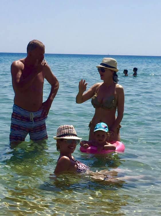 Наско и Илиана с внучката на море
