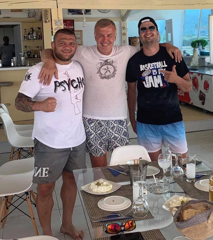 Наско и Илиана с внучката на море