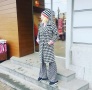 Ваня Щерева като палячо от цирка, шашка с кичозни дрехи