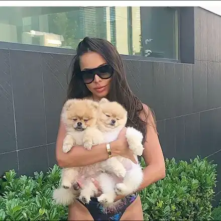 Алисия с кучета за 3 бона