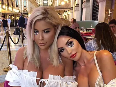 Андреа и Моника показват пищни форми на камбанарията в Милано