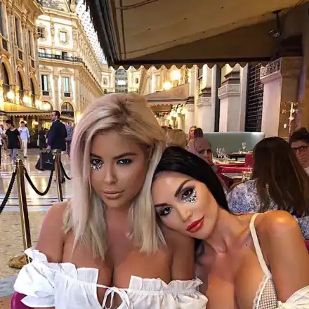 Андреа и Моника показват пищни форми на камбанарията в Милано