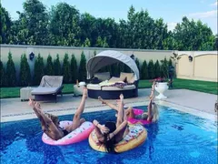 Анелия се плацика в новия си басейн